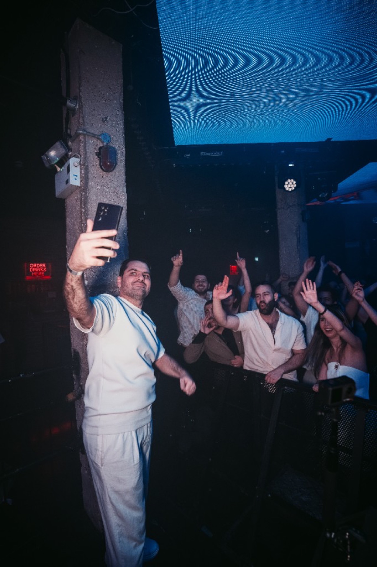 دیجی ایرانی در لندن — DJ Cincinati با نئون قرمز و نور صحنه لندن