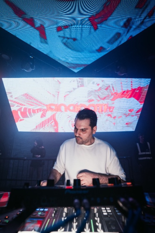 جمعیت و سقف LED در کلاب لندن — جشن موسیقی فارسی و ایرانی