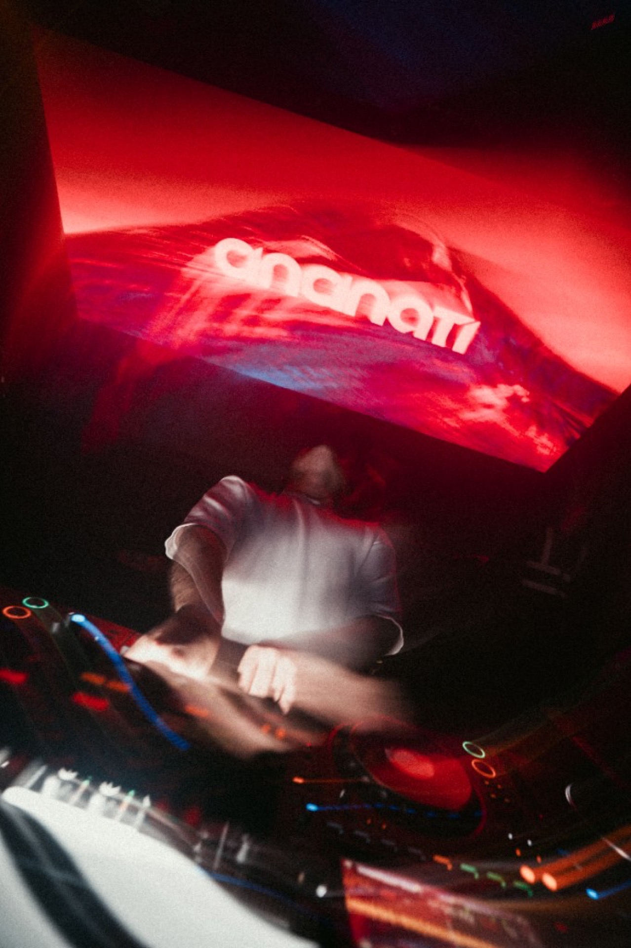 دیجی ایرانی در لندن — DJ Cincinati پشت میز دی‌جی با نور LED و تجهیزات حرفه‌ای